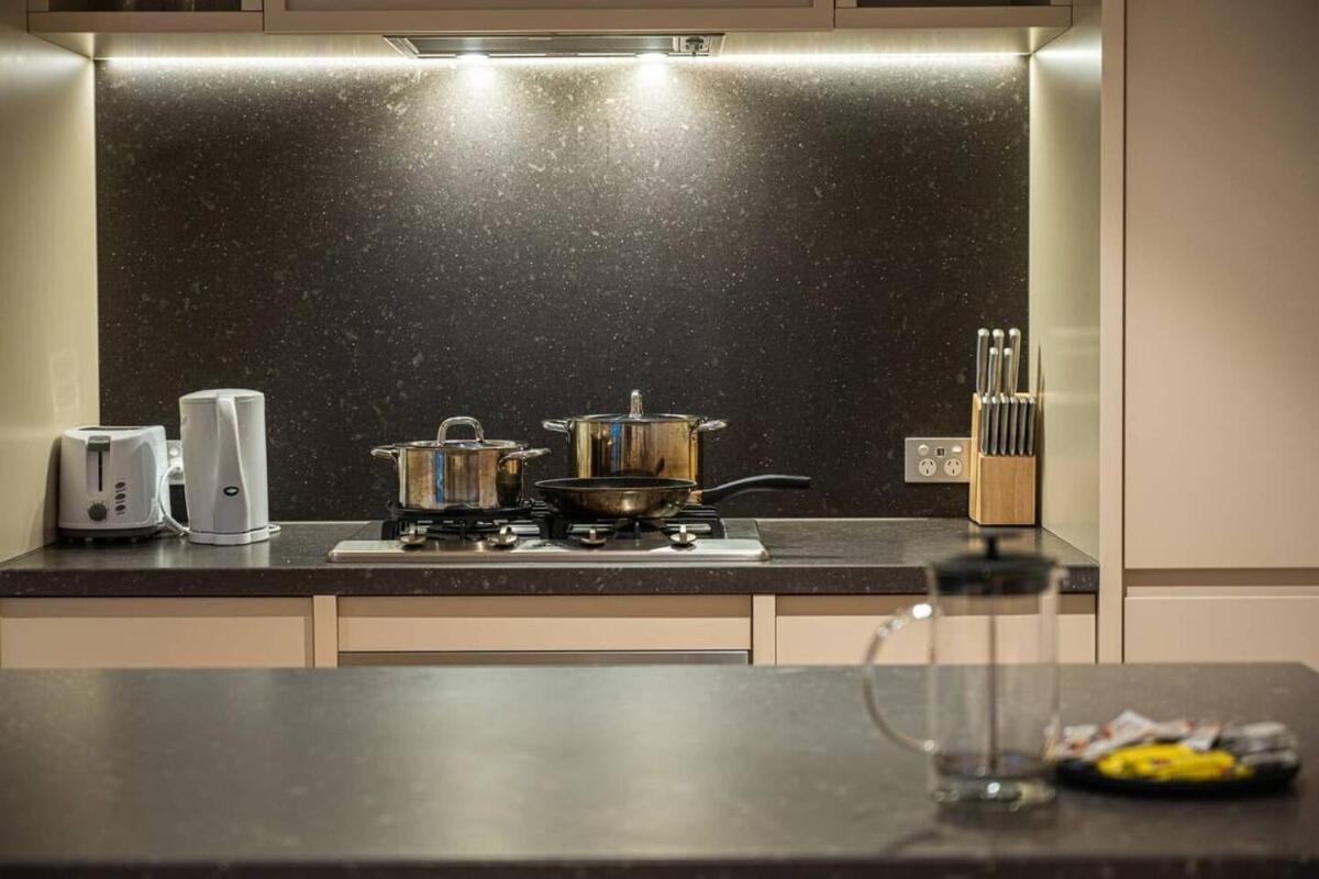 Apartment Brand New 2bd Modern Near Mq Shopping Centre